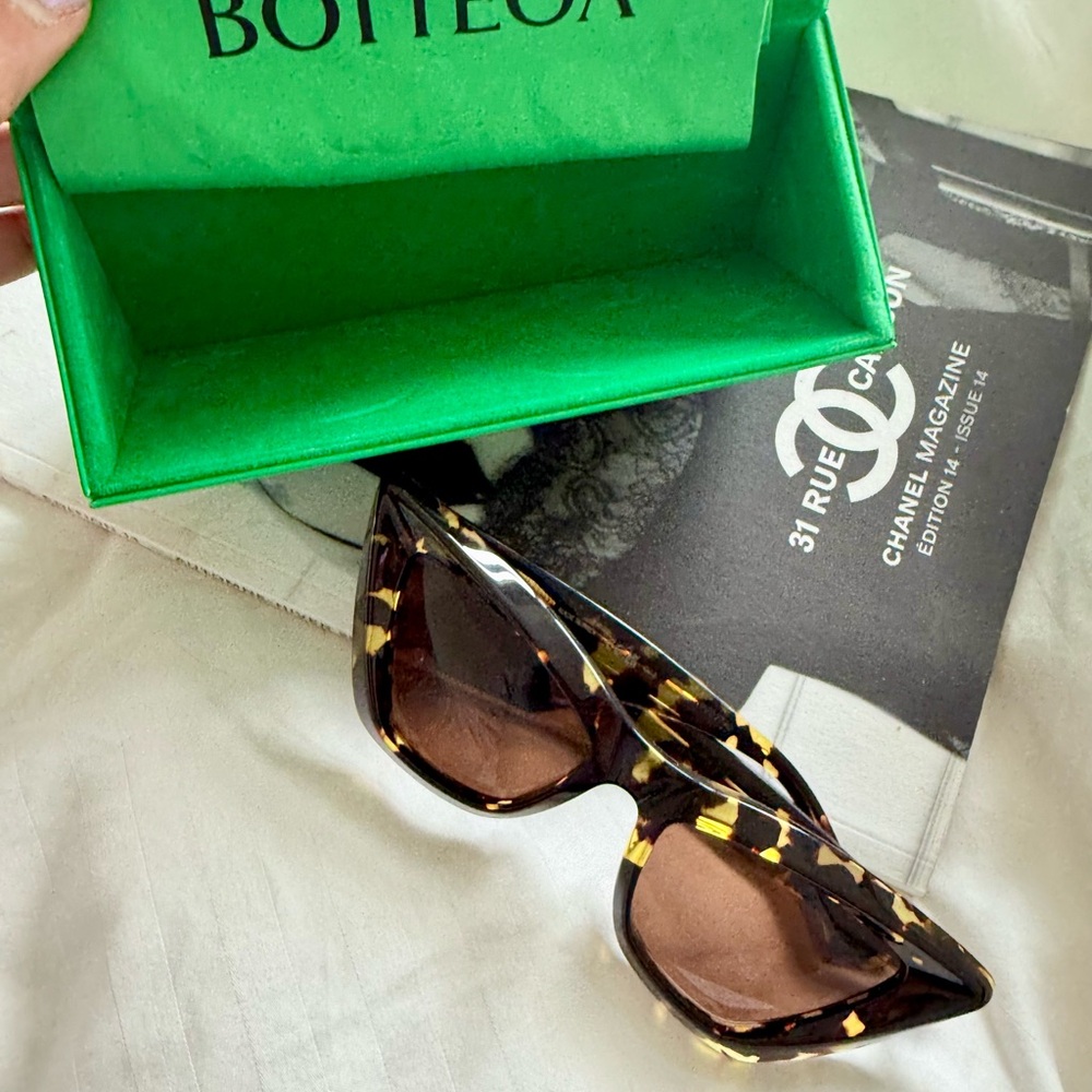 Bottega Veneta cat eye Sunglasses with Tortoiseshell Frame